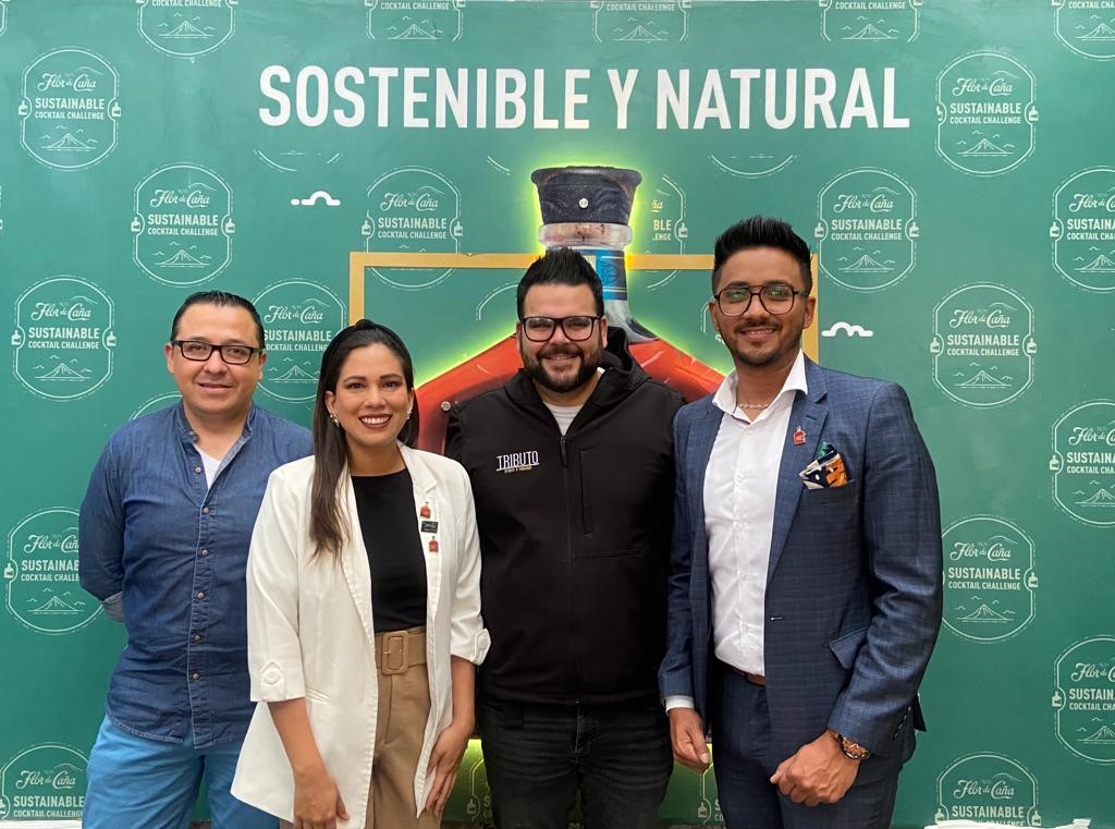 Andrés Oña, Campeón de Ecuador Sustainable Cocktail Challenge 2022; Karen Álvarez, Embajadora Regional Flor de Caña; Luis Maldonado, Chef Propietario de restaurante Tributo y Piter Mera, Embajador Flor de Caña Ecuador. Image