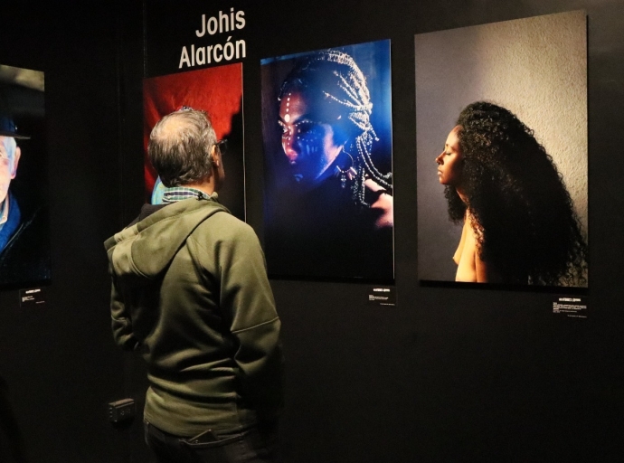 EXPLORANDO IDENTIDADES A TRAVÉS DE FOTOGRAFÍAS